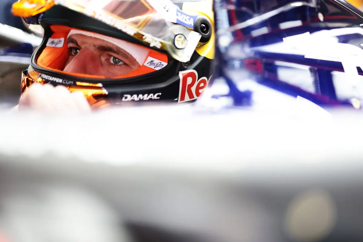 Max Verstappen in de auto tijdens de kwalificatie voor de F1 Grand Prix van Hongarije in 2026