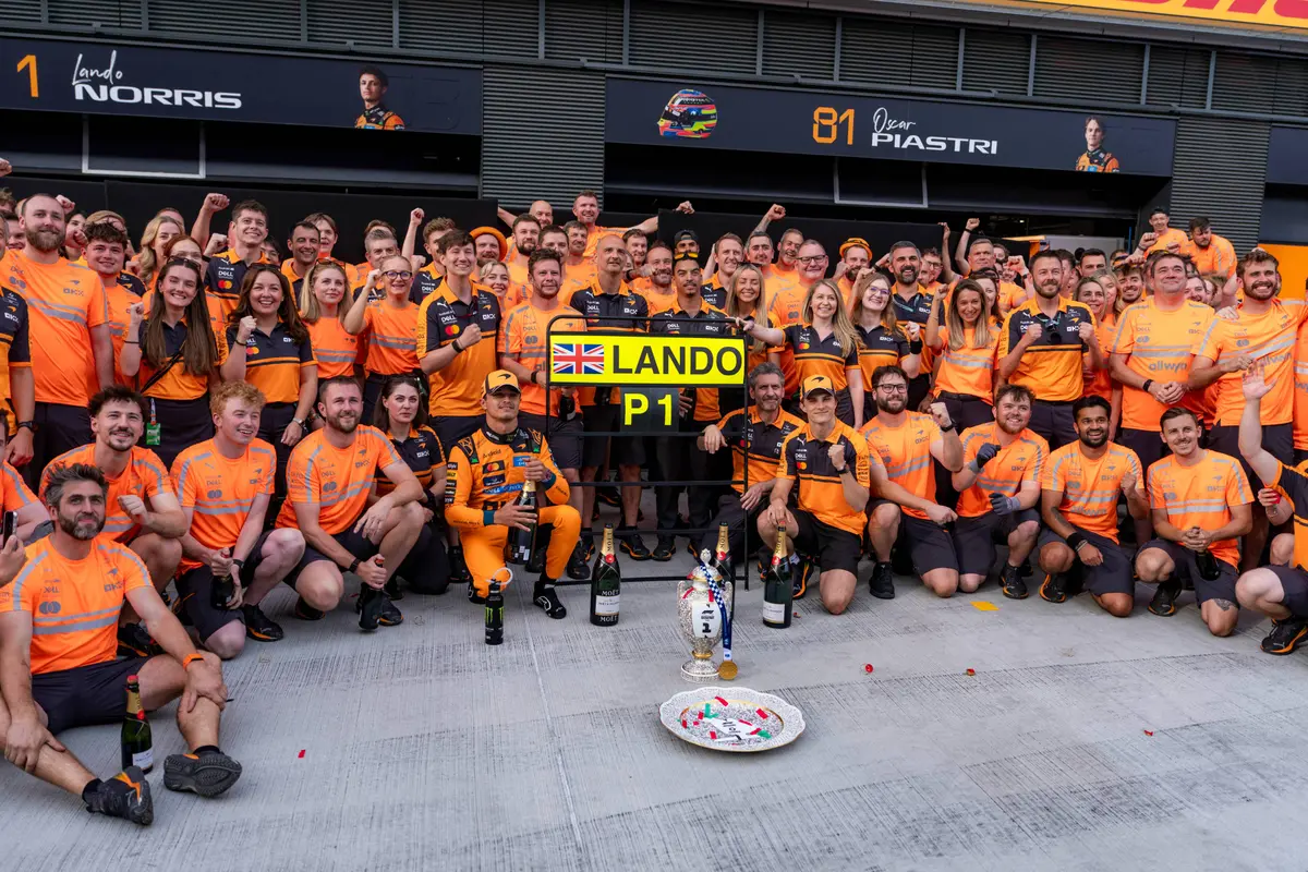 McLaren viert feest na de overwinning van Lando Norris tijdens de F1 Grand Prix van Hongarije in 2026
