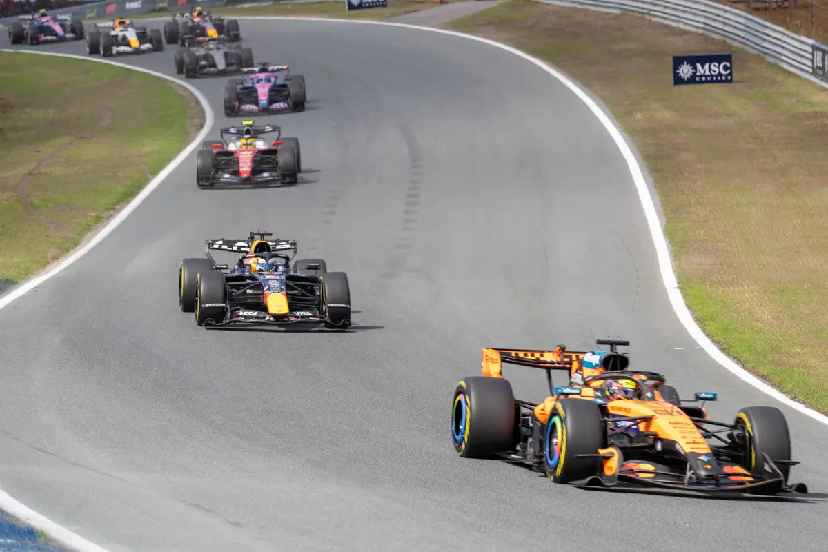 Max Verstappen in gevecht met Oscar Piastri tijdens de Dutch GP
