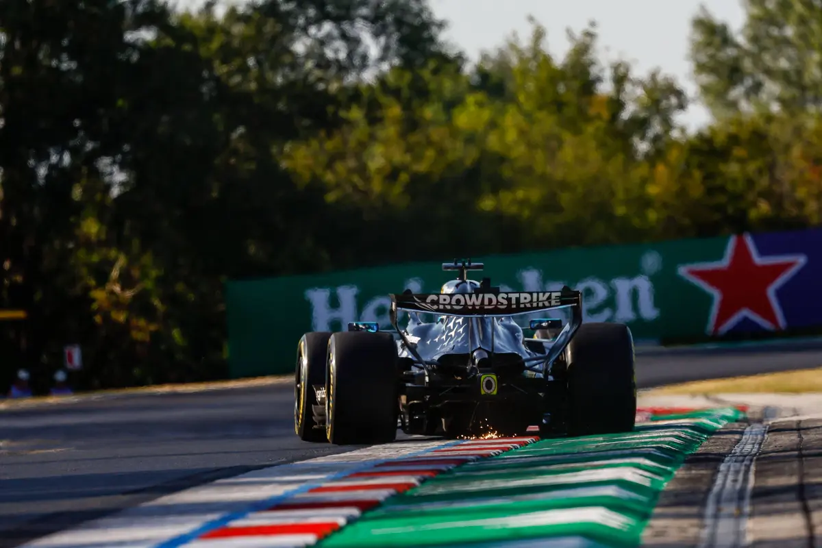 Mercedes-coureur George Russell in Hongarije