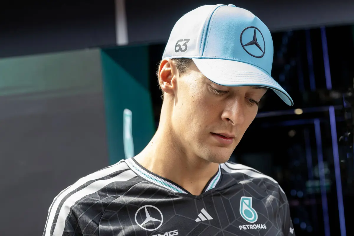 Mercedes-coureur George Russell kijkt teleurgesteld in de F1-paddock in België
