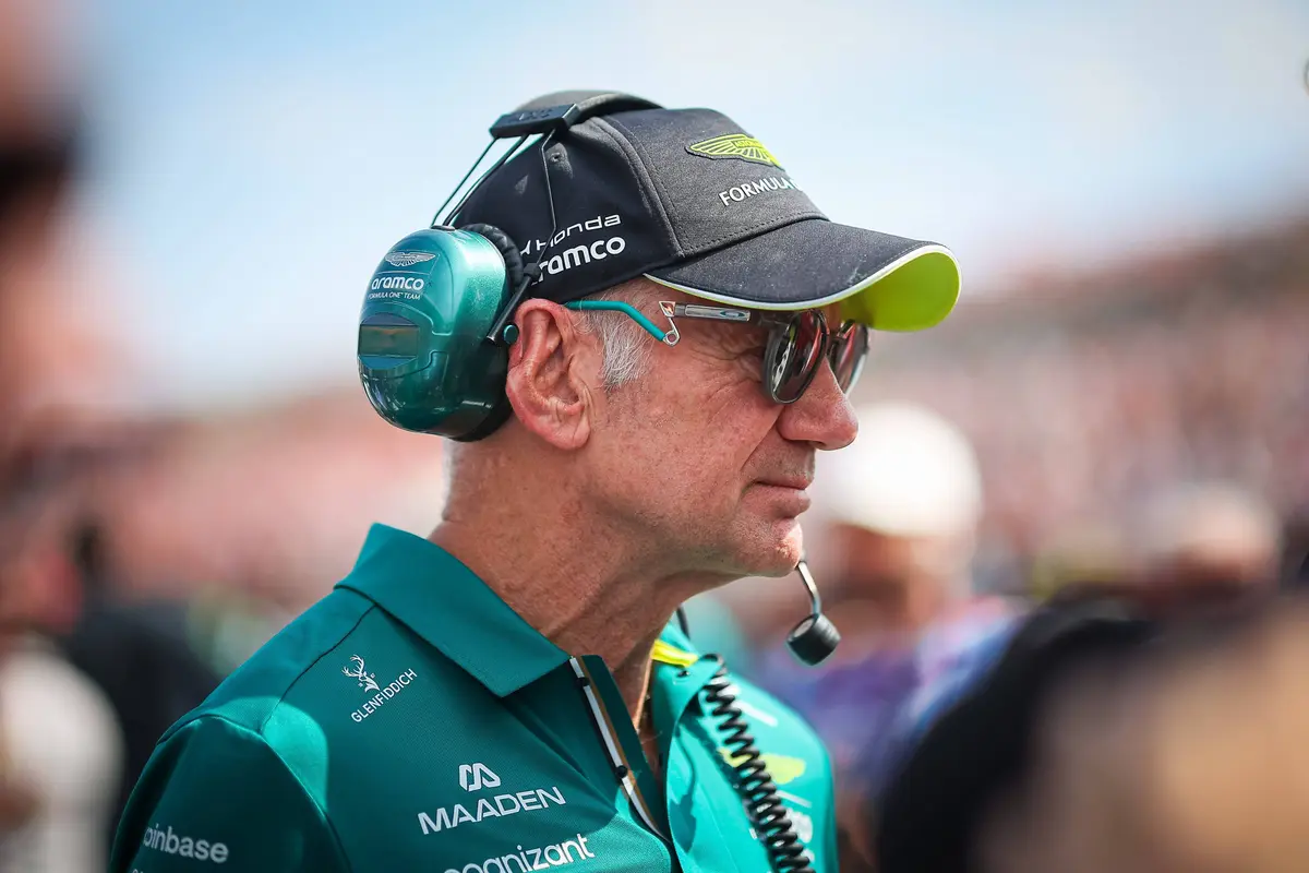 Aston Martin-teambaas Adrian Newey op de F1-grid in Hongarije