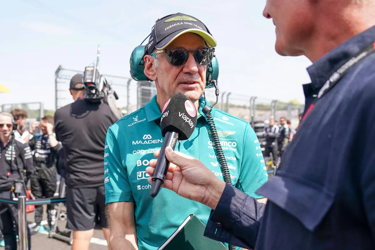Aston Martin-teambaas Adrian Newey wordt hard aangepakt door Johnny Herbert