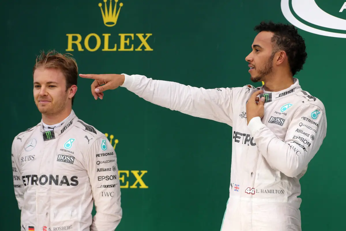 Nico Rosberg en Lewis Hamilton op het podium na afloop van de F1 Grand Prix van Brazilië in 2026