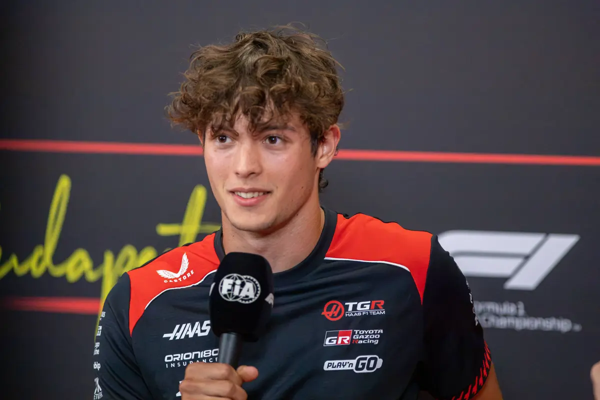 Oliver Bearman tijdens de persconferentie voor de F1 Grand Prix van Hongarije in 2026