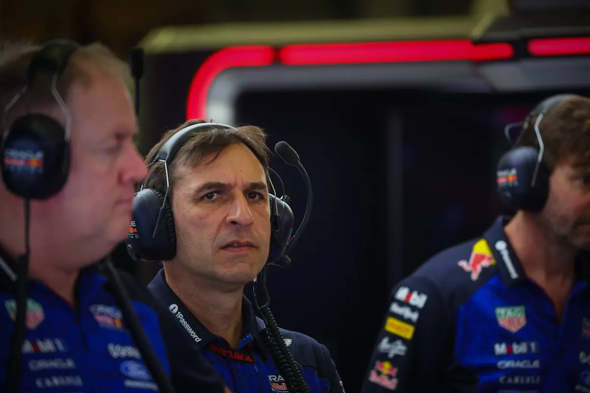 Red Bull-directeur Pierre Wache in de garage in Hongarije