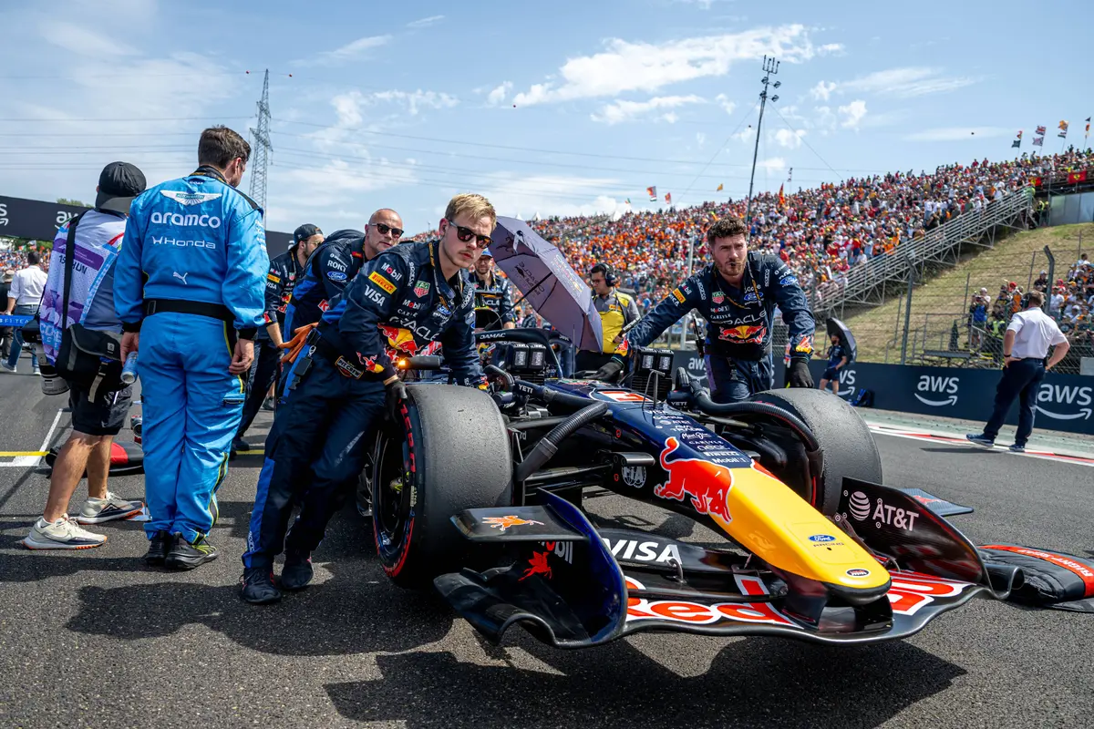 Max Verstappen wordt de grid op geduwd in Hongarije