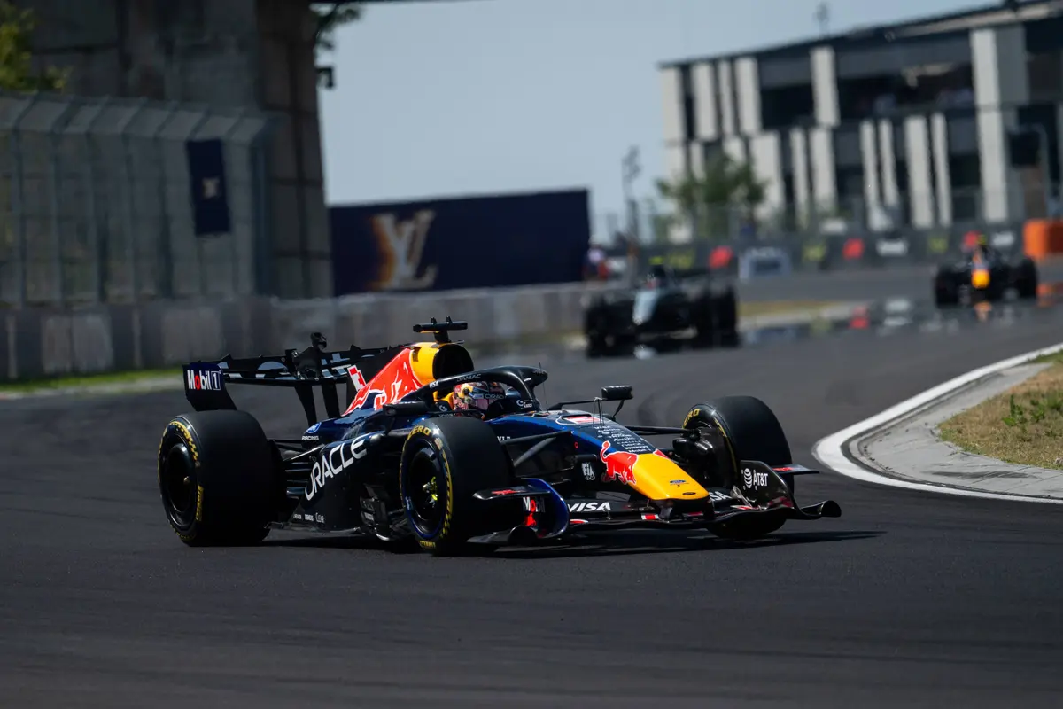 Max Verstappen voor Red Bull Racing in Hongarije