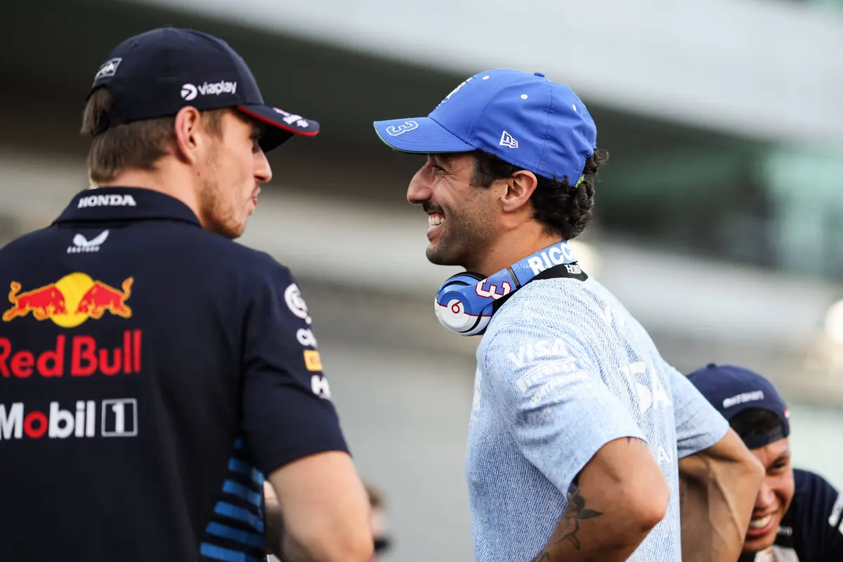 Daniel Ricciardo en Max Verstappen tijdens de GP van Singapore in 2024