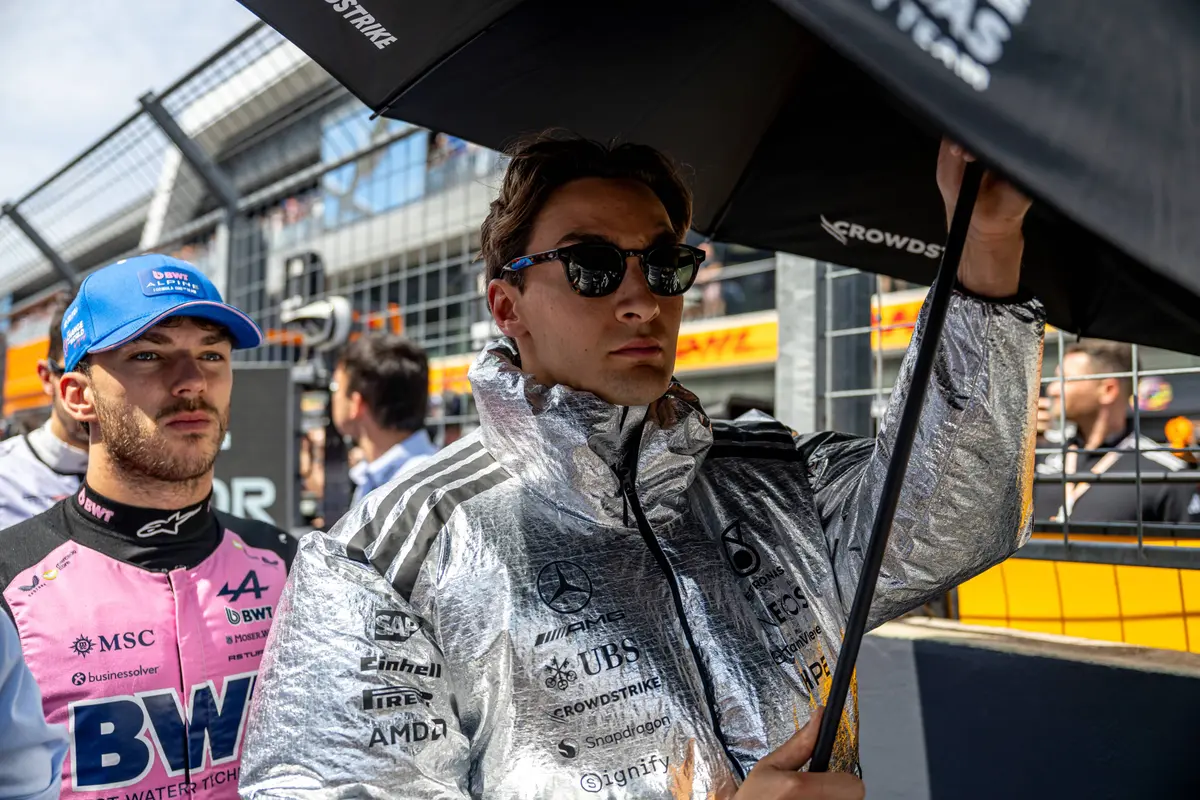 Mercedes-coureur George Russell op de F1-grid in Hongarije