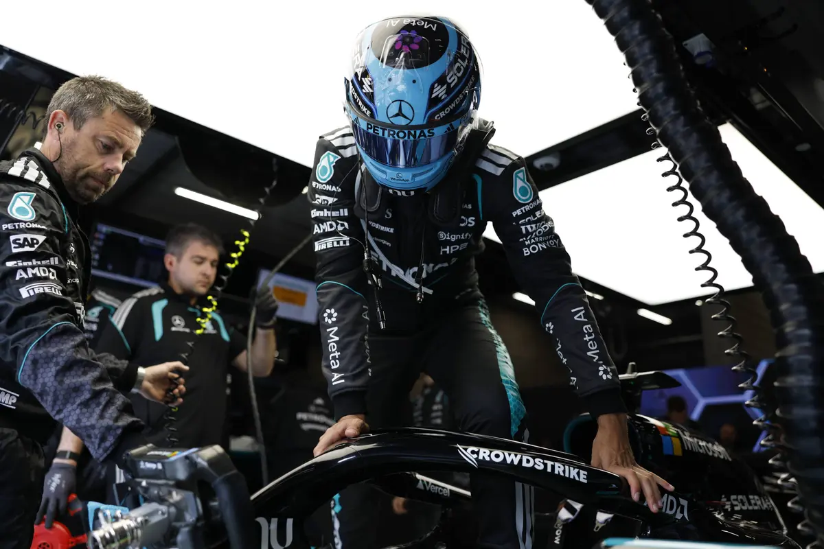 George Russell stapt uit zijn Mercedes W17 in het 2026 F1-seizoen