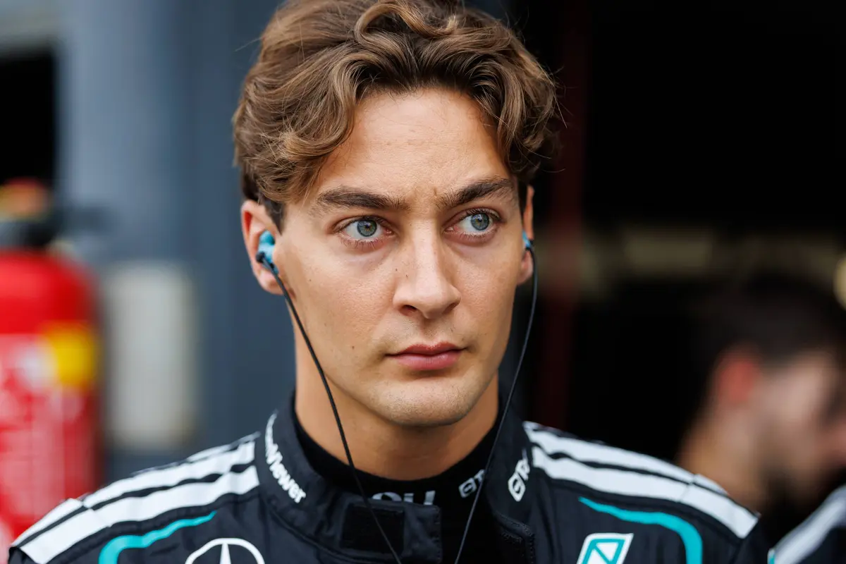 Mercedes-coureur George Russell grapt op social media over de contractverlenging van Max Verstappen