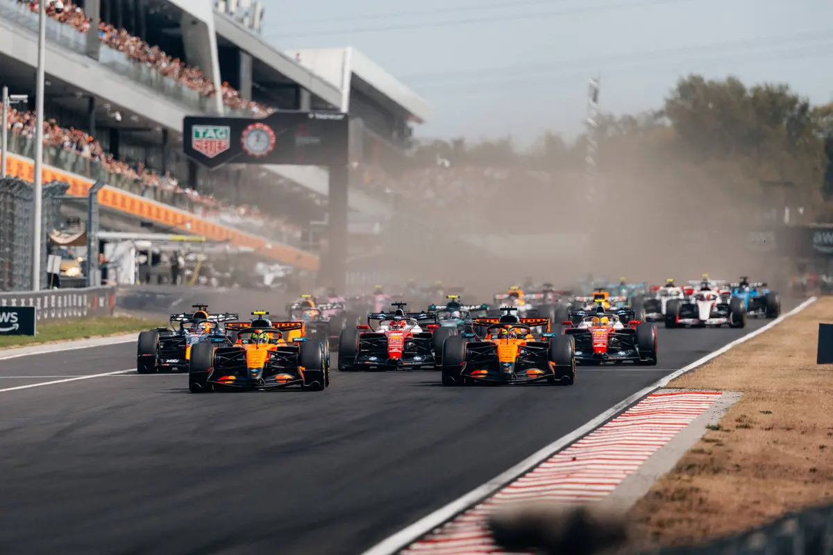 De start van de F1-race in Hongarije in 2026