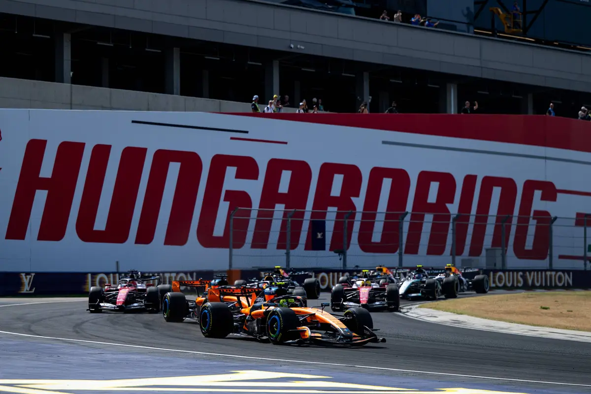 De start van de F1-race in Hongarije 2026