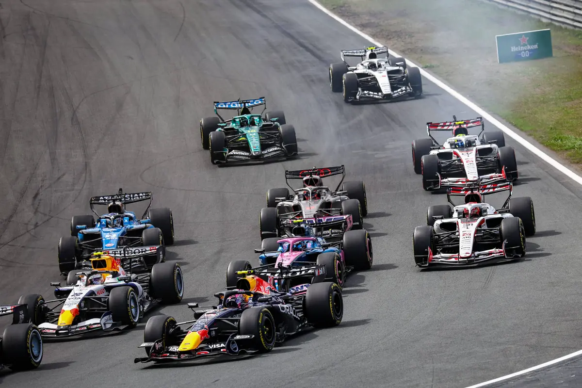De stewards hebben zware straffen uitgedeeld na de crash van Max Verstappen