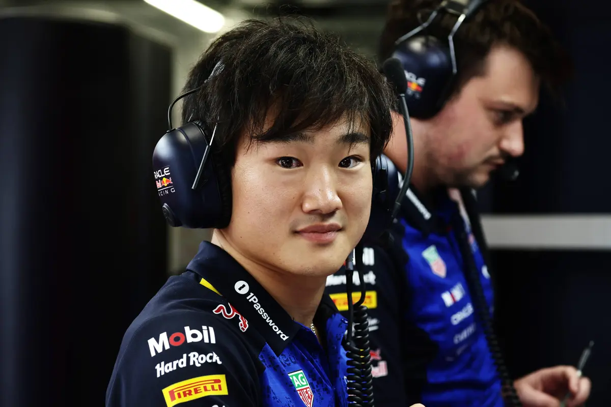 Yuki Tsunoda in de garage tijdens het F1-raceweekend in Hongarije (2026)