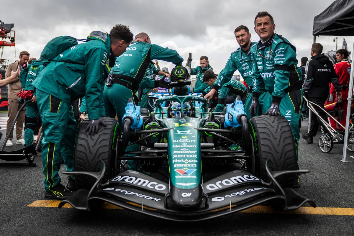 De Aston Martin-Honda auto op de grid in Zandvoort