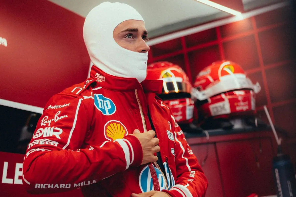 Charles Leclerc maakt zich klaar voor de start van de kwalificatie voor de F1 Grand Prix van Italië in 2026