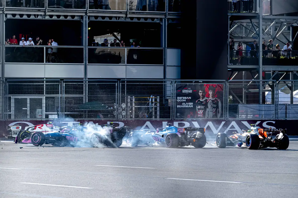 De crash van Franco Colapinto tijdens de Grand Prix van Azerbeidzjan