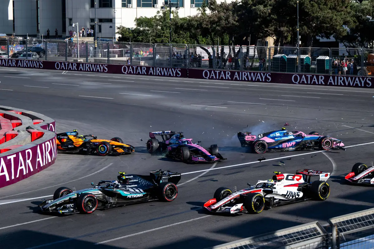 De crash veroorzaakt door Franco Colapinto tijdens de F1 Grand Prix van Azerbeidzjan op het Baku City Circuit (2026)