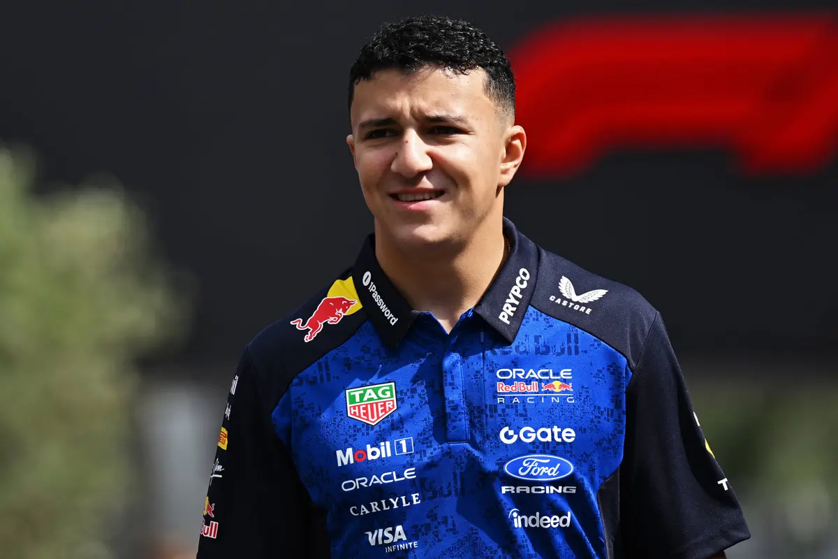 Isack Hadjar tijdens de mediadag op het Baku City Circuit voorafgaand aan de F1 Grand Prix van Azerbeidzjan (2026)