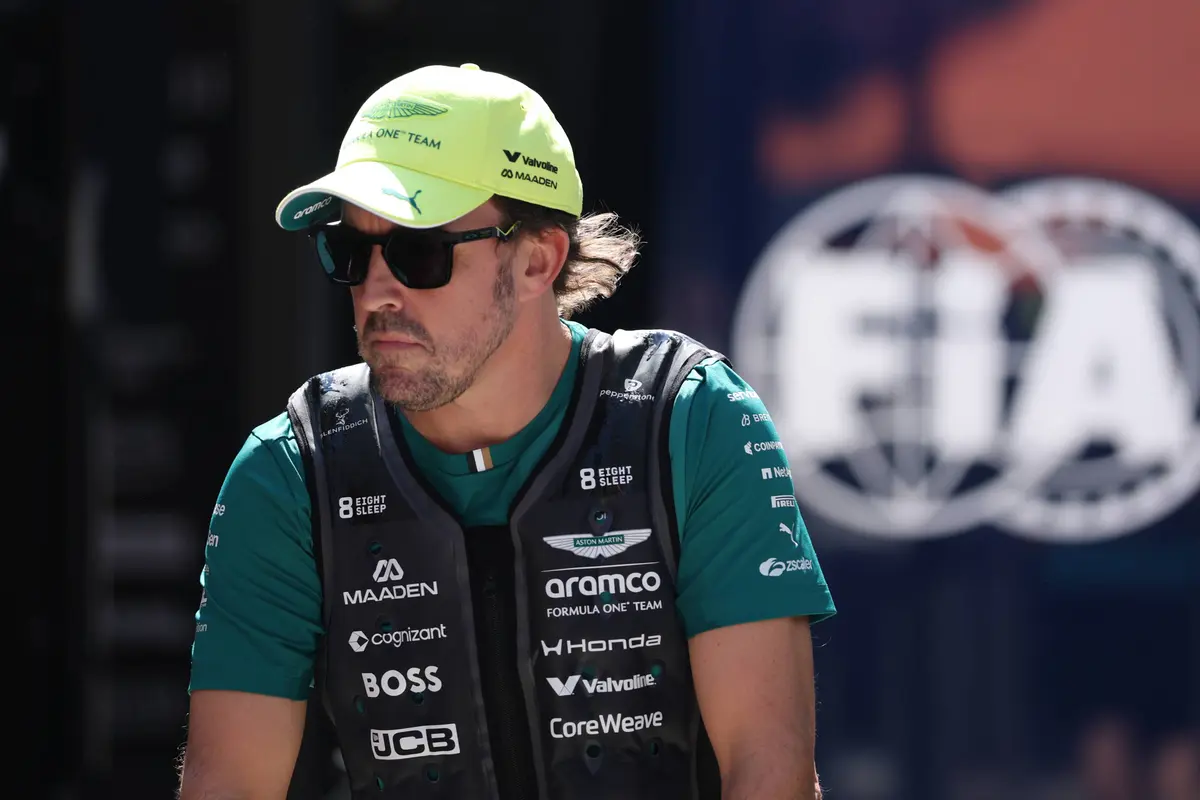 Fernando Alonso in de paddock tijdens het F1-raceweekend in Italië (2026)