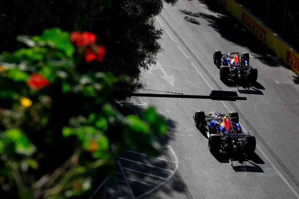 Isack Hadjar en Max Verstappen samen op het circuit in Azerbeidzjan