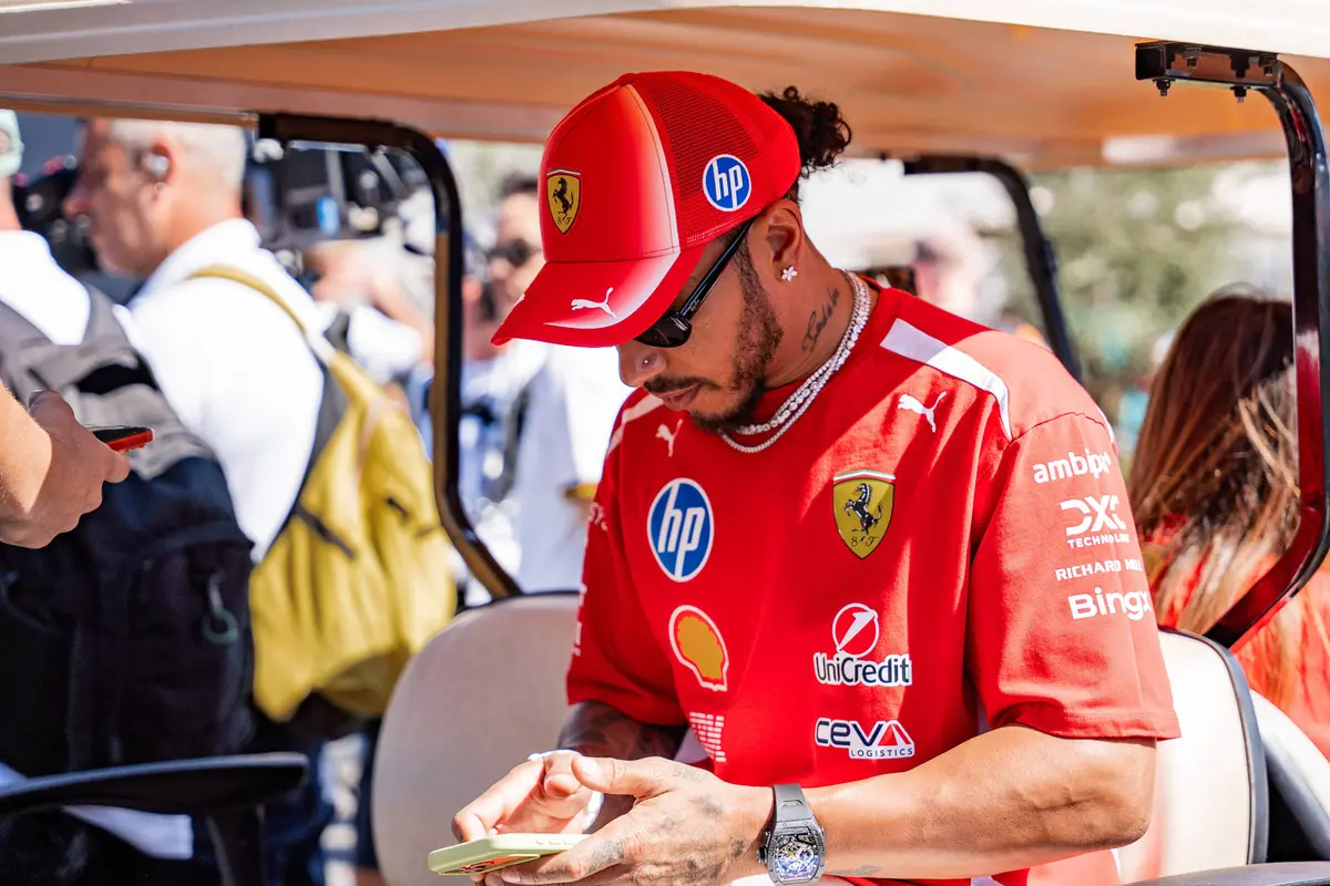 Ferrari-coureur Lewis Hamilton haalt hard uit op social media