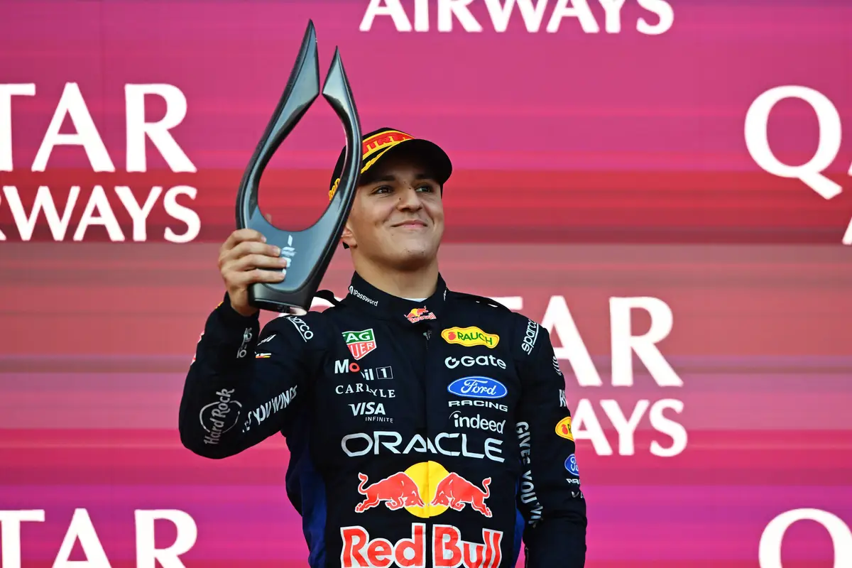 Isack Hadjar op het podium na afloop van de F1 Grand Prix van Azerbeizjan op het Baku City Circuit (2026)