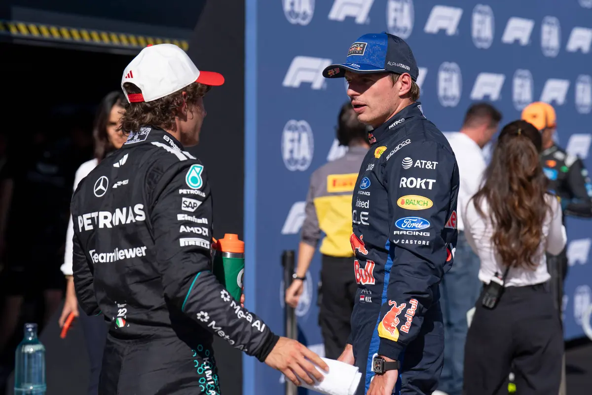 Kimi Antonelli maakte een grote fout die werd afgestraft door Max Verstappen