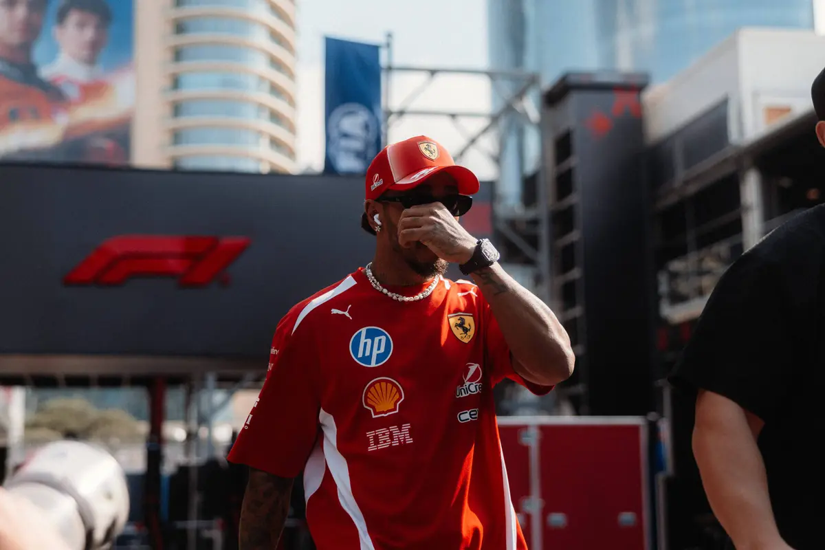 Lewis Hamilton arriveert voor de mediadag voorafgaand aan de F1 Grand Prix van Azerbeidzjan 2026