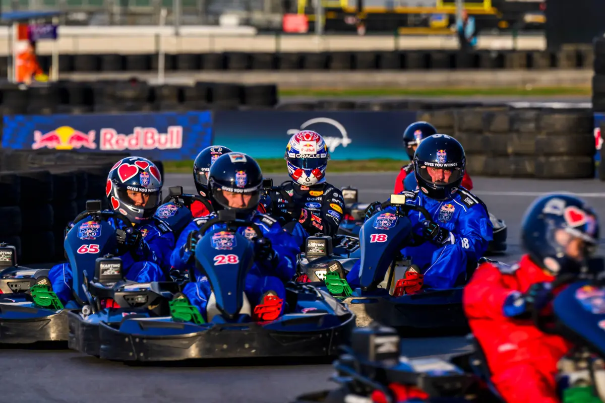 Max Verstappen tijdens de 100-versus-1 kartrace