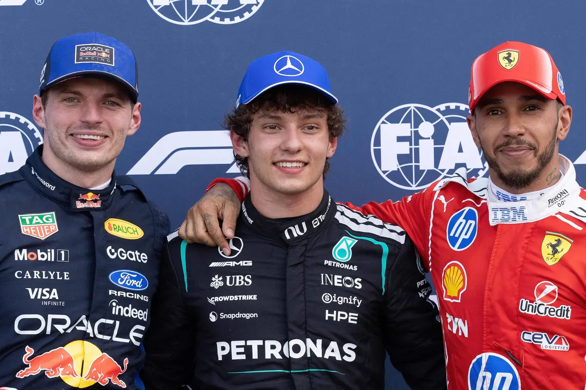 Max Verstappen met Kimi Antonelli en Lewis Hamilton in de F1-paddock