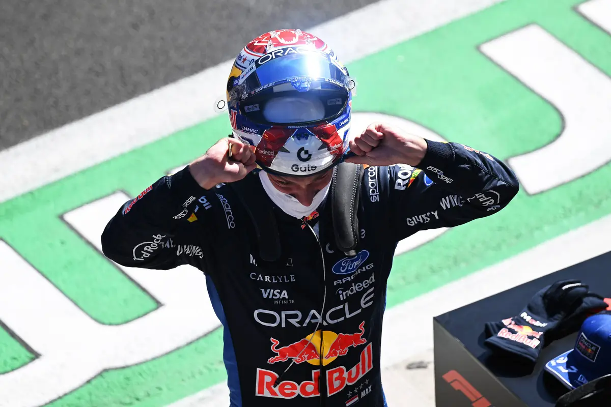 Max Verstappen heeft Lewis Hamilton onderuit gehaald over de radio in Spanje