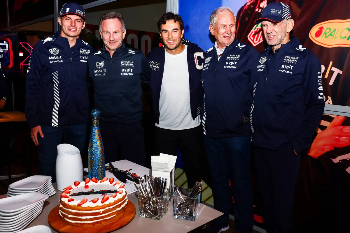 Max Verstappen met de inmiddels allemaal vertrokken Red Bull-mannen