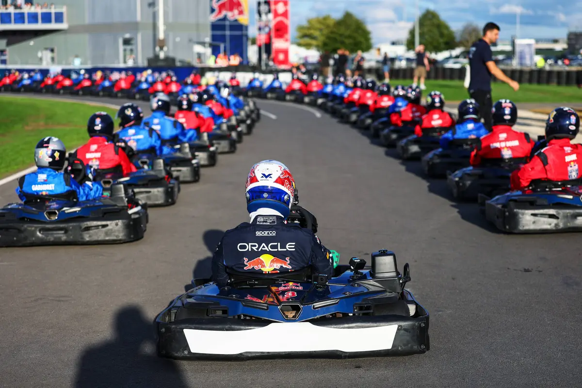 Max Verstappen 1 vs 100 kartrace