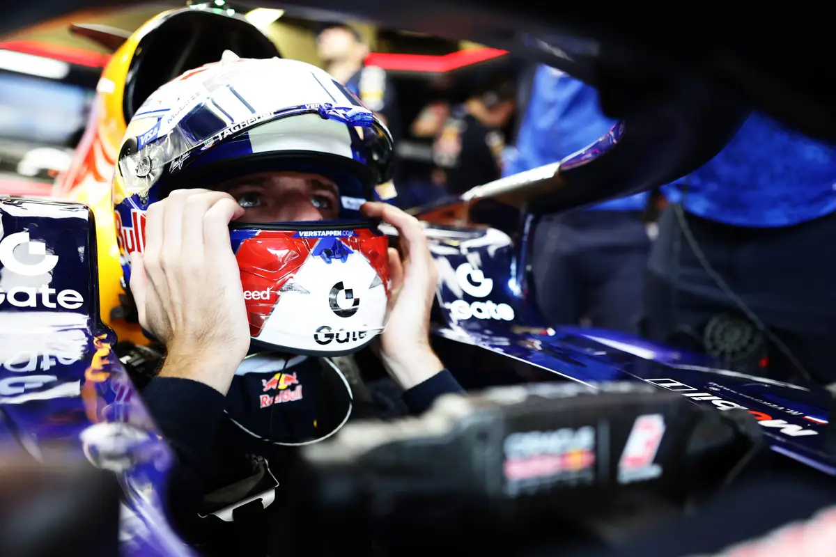 Max Verstappen in de auto tijdens het F1-raceweekend in Azerbeidzjan (2026)