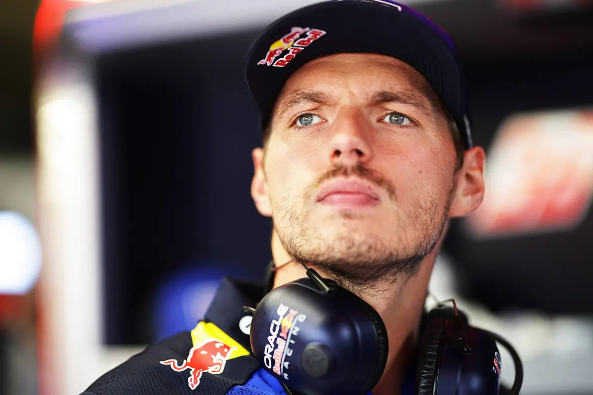 Max Verstappen in de garage tijdens VT1 op Monza (2026)