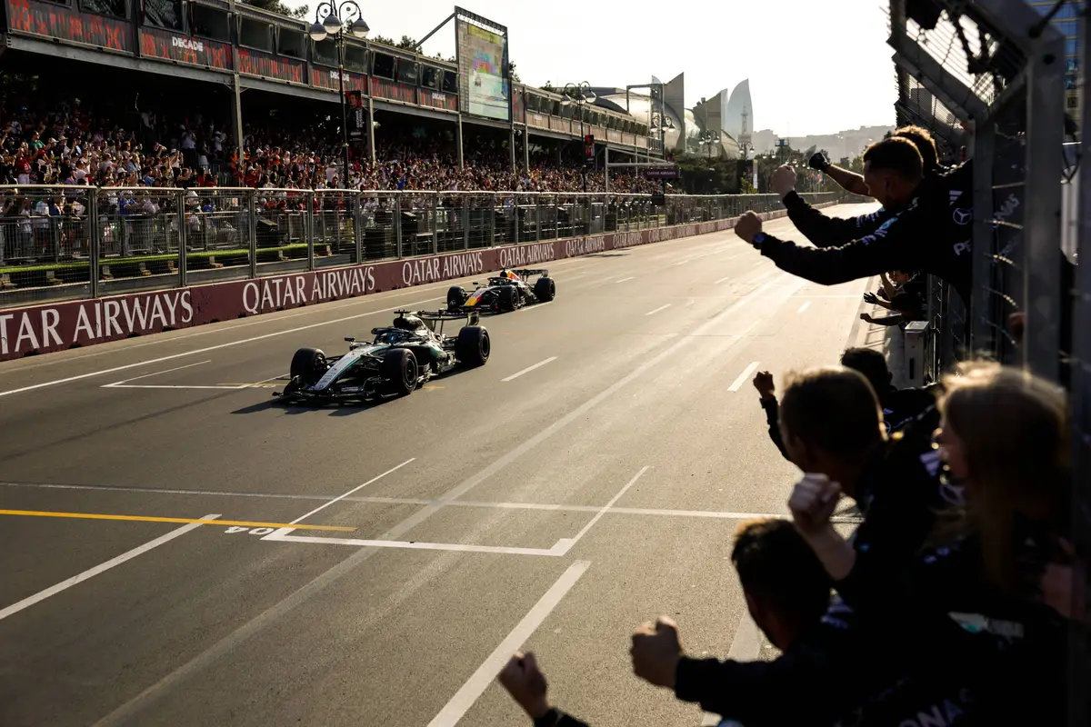 Max Verstappen wordt op de lijn verslagen door Mercedes-coureur George Russell in Azerbeidzjan