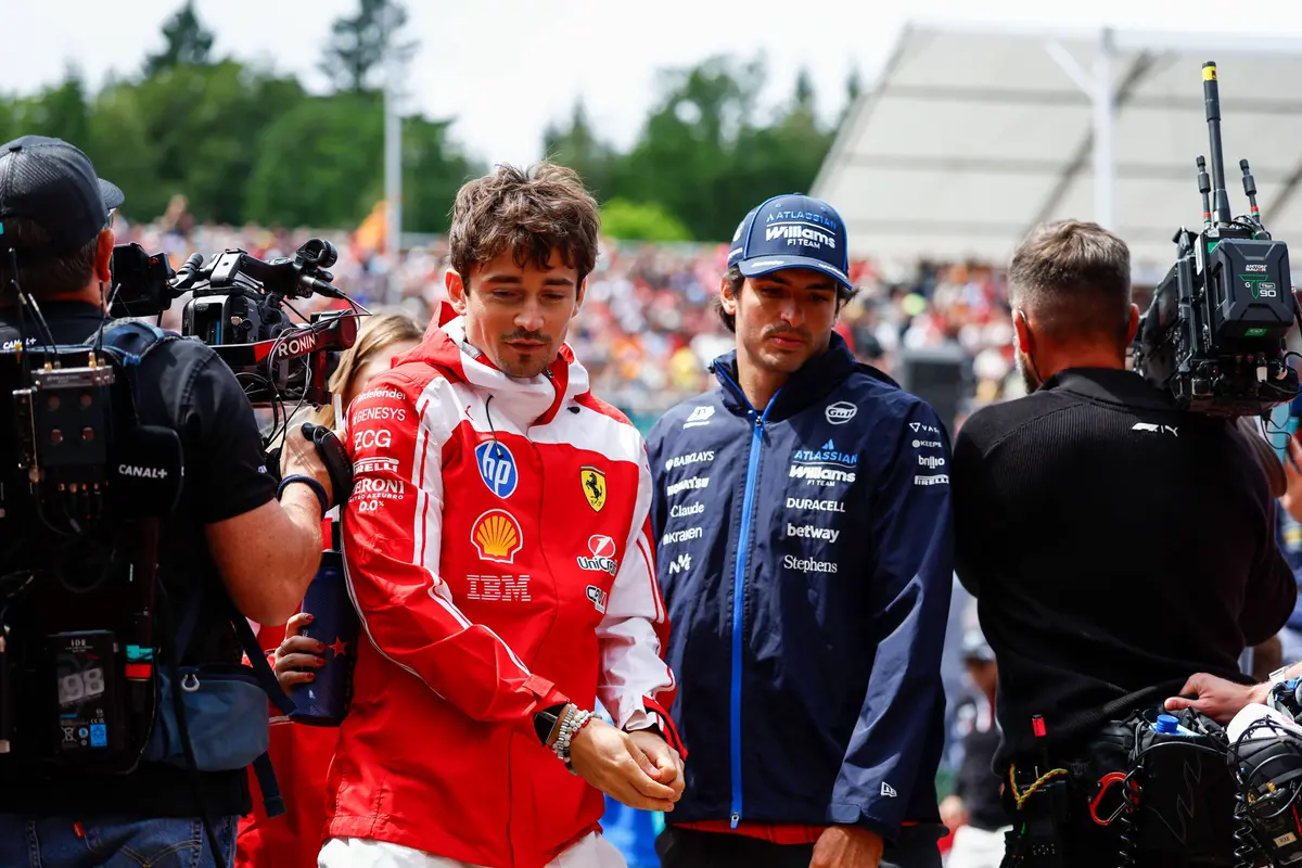 Carlos Sainz en Charles Leclerc in de F1-paddock in België