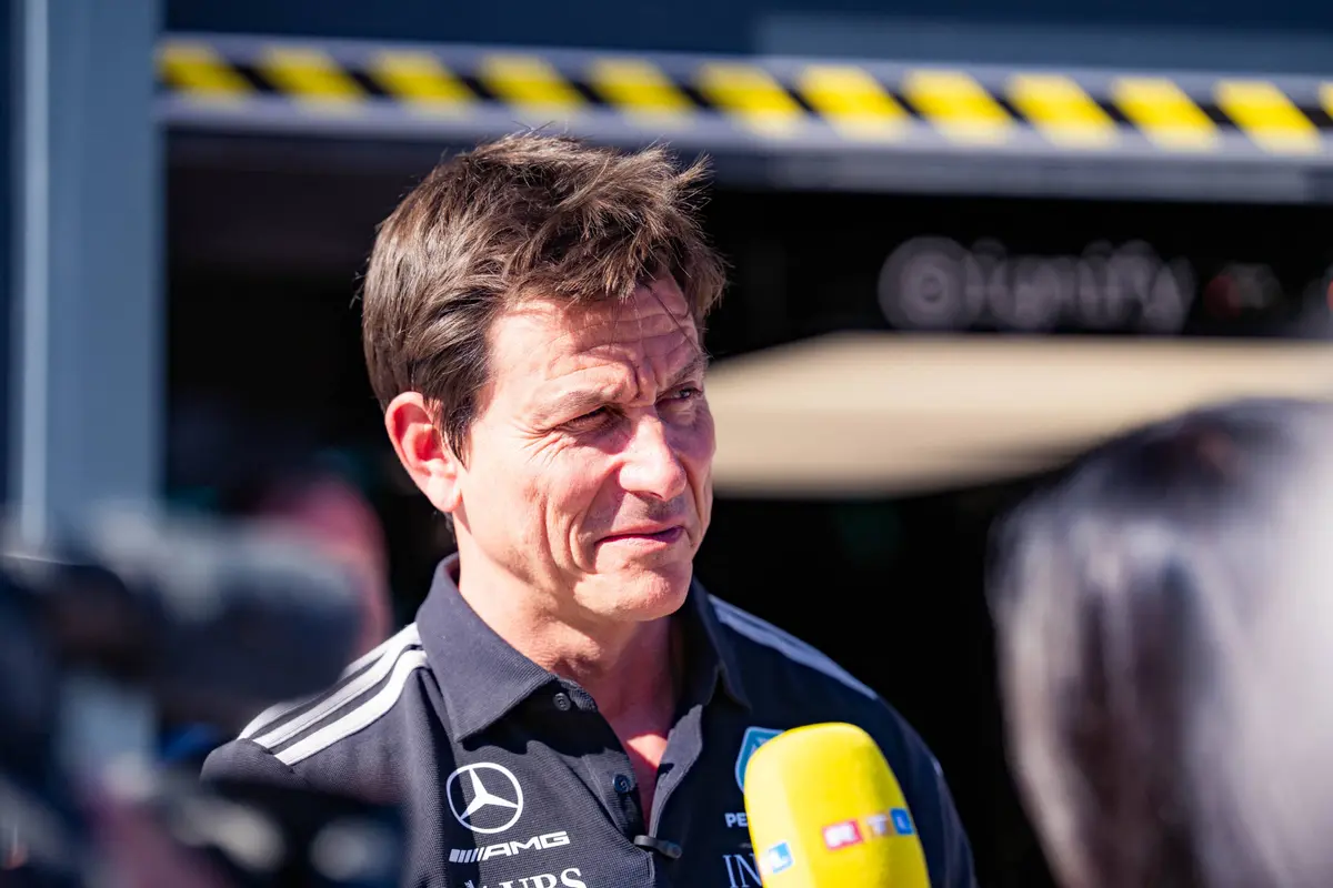 Mercedes-teambaas Toto Wolff in gesprek met de media tijdens het F1-raceweekend op de Madring in Madrid (2026)
