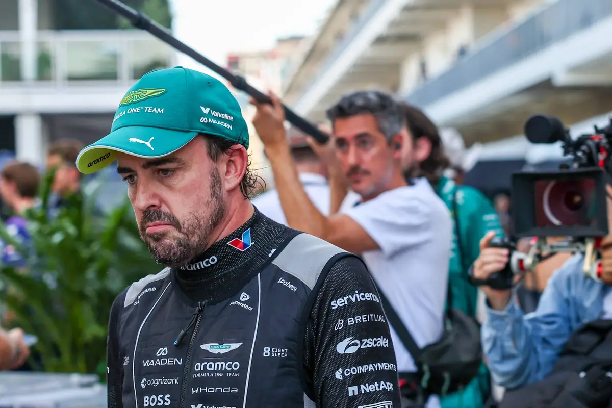Fernando Alonso is helemaal klaar met Alex Albon in Austin