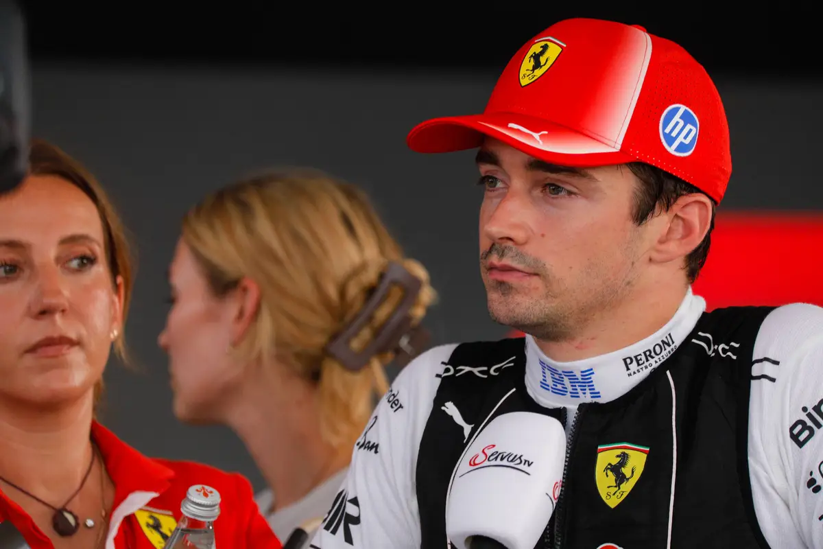 Charles Leclerc in gesprek met de media tijdens het F1-raceweekend in Sepang voor de Grand Prix van Bahrein in Maleisië (2026)