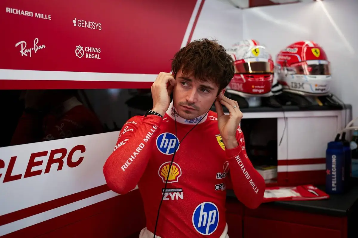 Charles Leclerc in de garage tijdens het F1-raceweekend in de Verenigde Staten (2026)