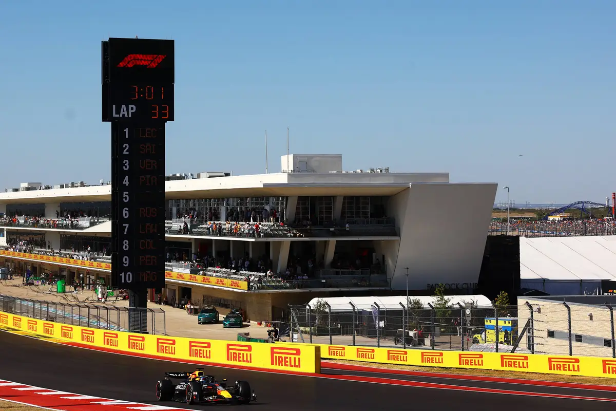 Max Verstappen op de baan tijdens de F1 Grand Prix van de Verenigde Staten in 2024