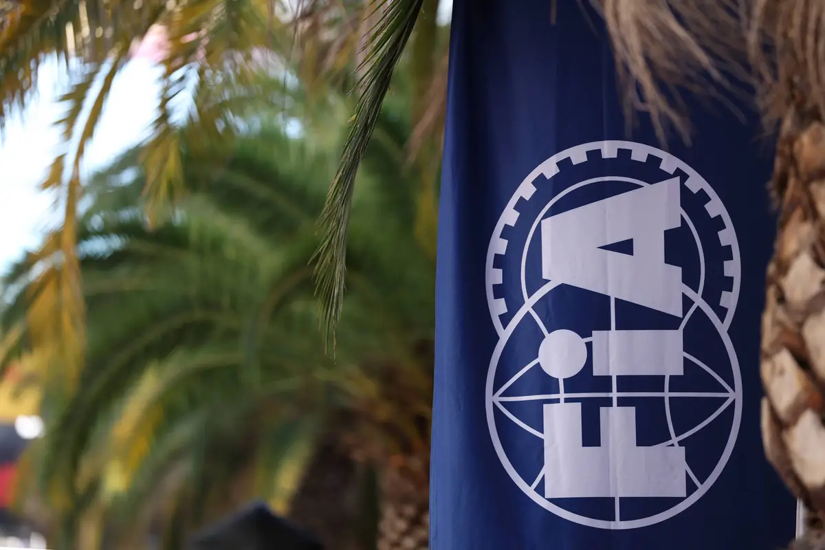 Het logo van de FIA in de F1-paddock