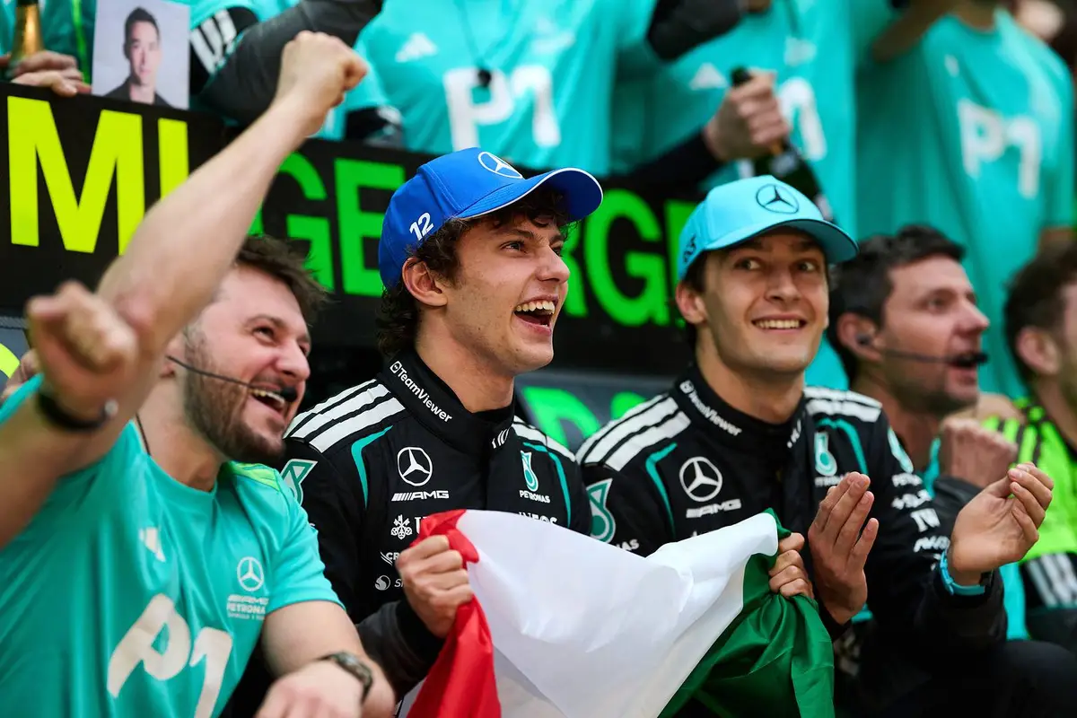 Kimi Antonelli viert feest met het team na het winnen van de F1 Grand Prix van China in 2026