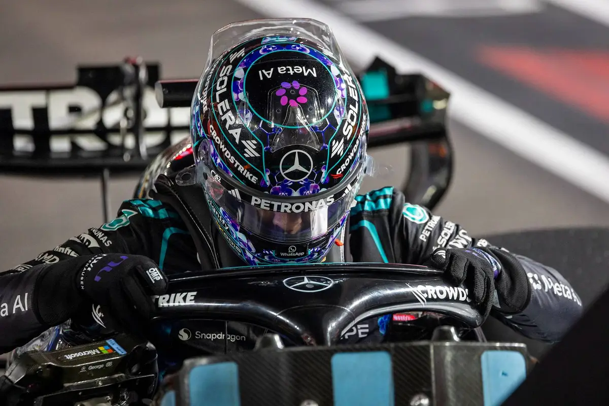 George Russell stapt uit de auto na afloop van de F1 Grand Prix van Singapore in 2026