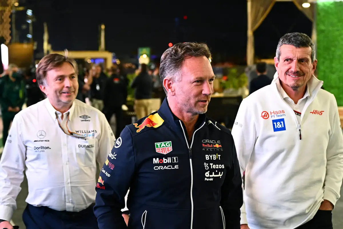 Gunther Steiner en Christian Horner in een beeld gevangen tijdens het F1-raceweekend in Saoedi-Arabië (2022)