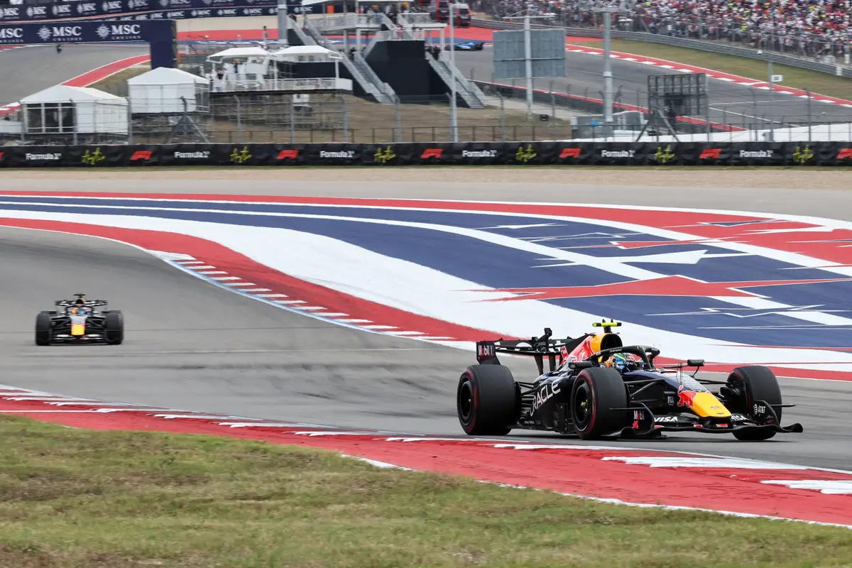 Isack Hadjar en Max Verstappen in de kwalificatie in Austin